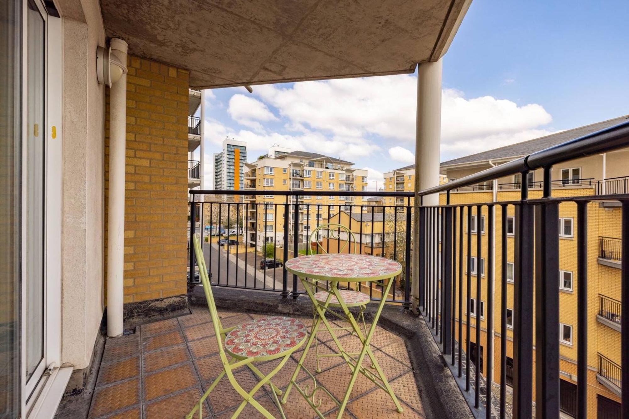 Wild Roses Service Apartments - East India Londres Exterior foto